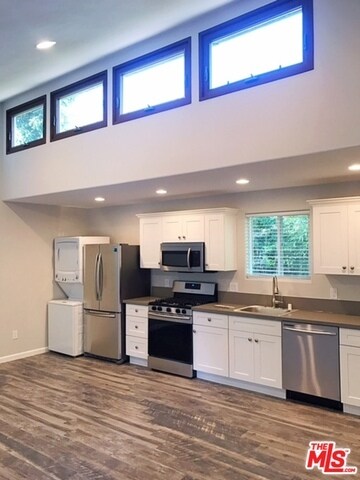 Building Photo - 394 E Altadena Dr