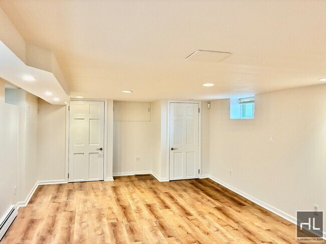 Building Photo - Large 2.5 bed 2 bath duplex with in unit W/D, Private Yard, Shed & Parking Available for an addit...