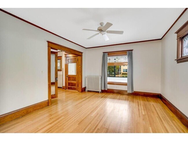 Foto del edificio - 1678 Dayton Ave