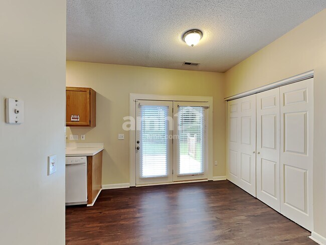 Foto del edificio - 1564 Cambridge Heights Pl NW