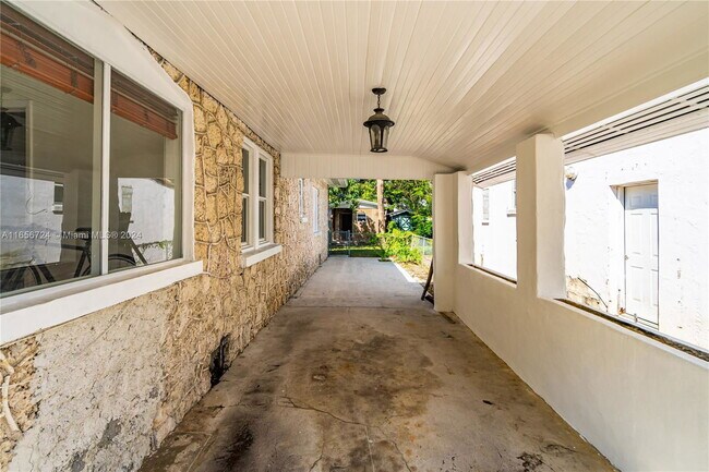 Foto del edificio - 339 SW 18th Terrace