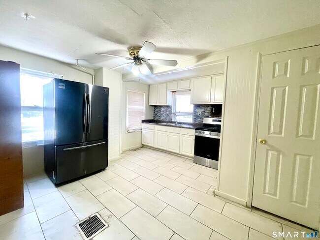 Building Photo - 128 Franklin St