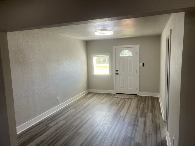 Building Photo - 4 Bed 2 Bath Apartment