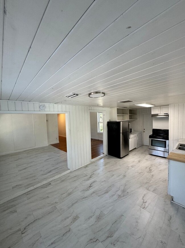 Building Photo - 3B/2.5B Home + 2 Flex Rooms –  One Block from FSU Stadium