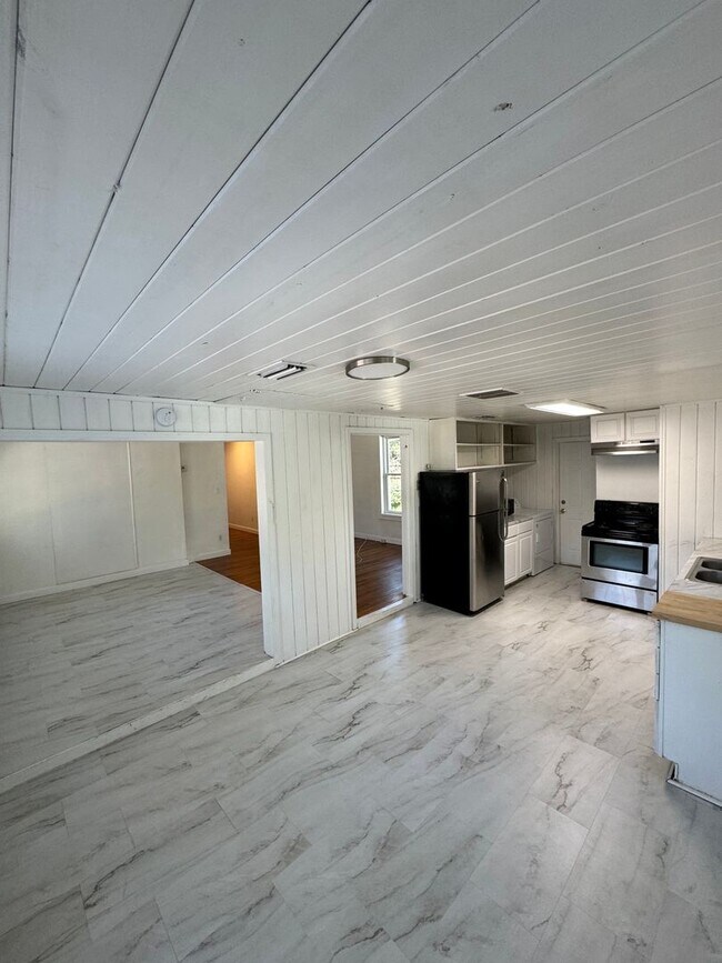 Foto del edificio - RENT REDUCED! & $1000 OFF 1st Mo. Rent - 3B/2.5B Home + 2 Flex Rooms –  One Block from FSU Stadium