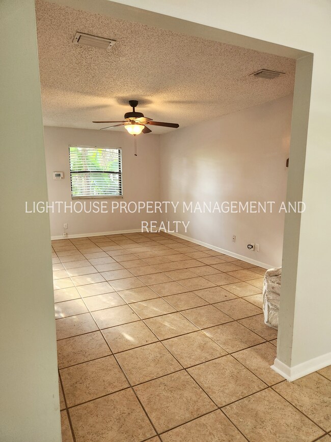 Foto del edificio - Beautifully Updated 3/2 One Mile from Beach!