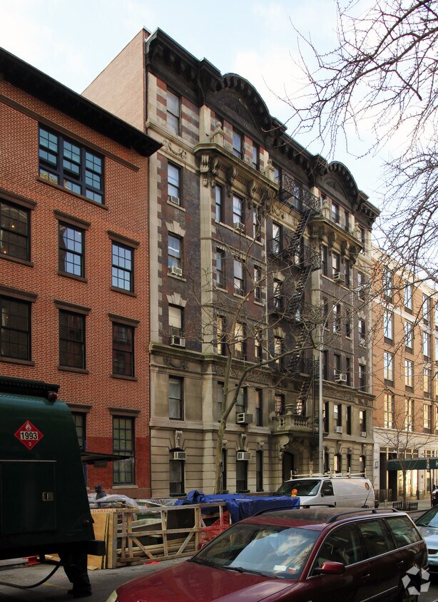 Primary Photo - 82 W Washington Pl