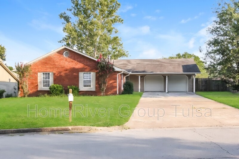 Primary Photo - 2613 W Houston Pl