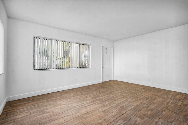 Foto del edificio - 1618 Meadows Cir W