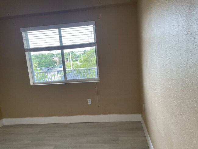 Foto del edificio - 2536 NW 24th St