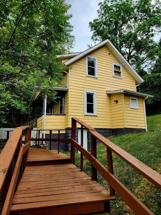 Building Photo - 2 Bedroom House near Downtown - Available NOW