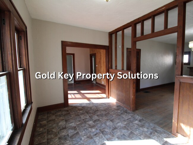 Building Photo - Large 2 BR 1 BA House with Covered Front P...