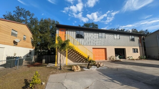 Building Photo - Annual fully remodeled unfurnished spacious 3/2 duplex in Bradenton.