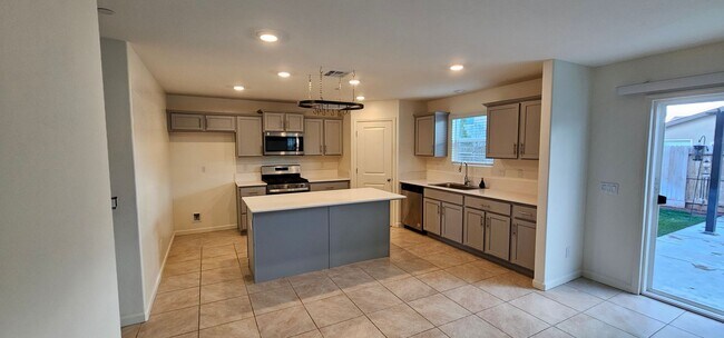 Building Photo - Beautiful 5 Bed Home in West Bakersfield
