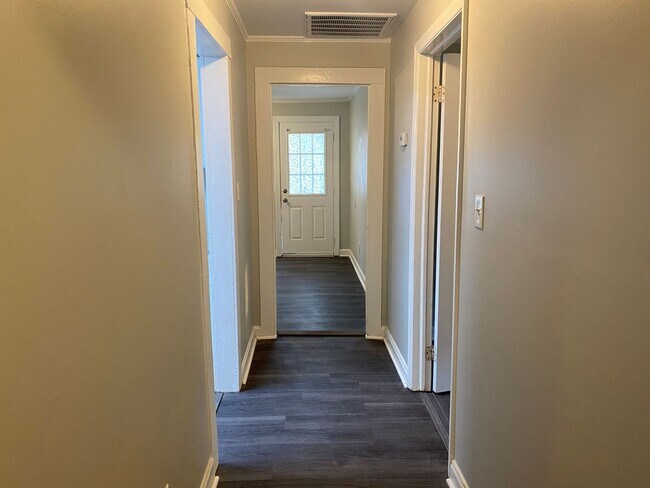 Foto del edificio - MOVE-IN READY!
