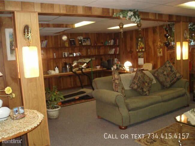 Building Photo - 3124 Golfside Rd