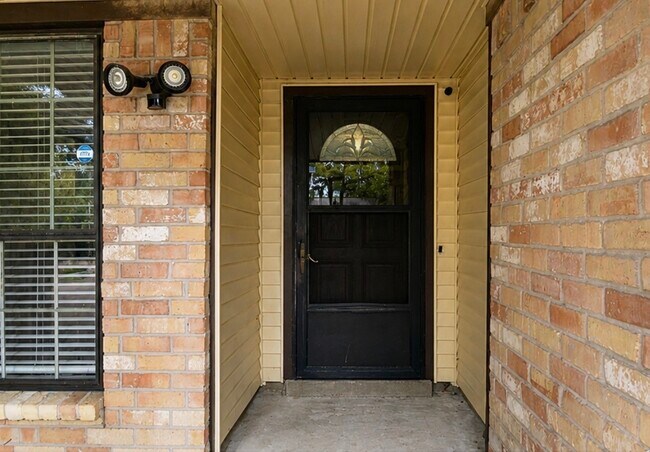 Building Photo - 510 Chambly Dr