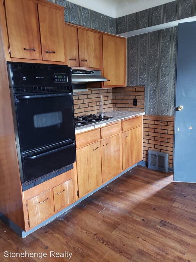 Building Photo - 3 br, 1 bath House - 858 Clark St.