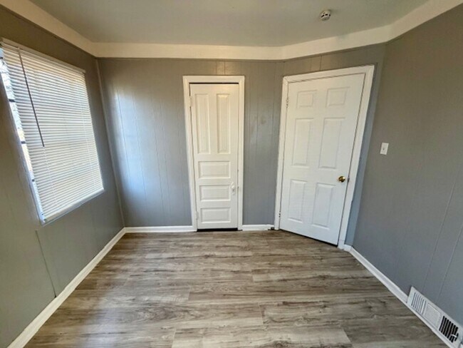 Foto del edificio - For Lease: Totally Updated 3 Bedroom 1 Bath Welcome Section 8 Call 313-429-3244 KPM Detroit