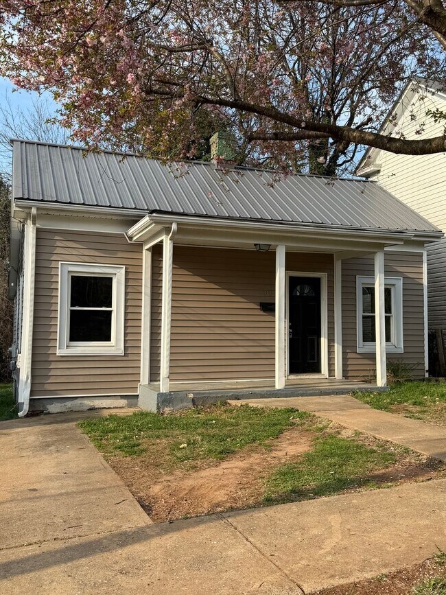Building Photo - Newly Updated 2BR/1BA Home – Great Location & Move-In Ready!