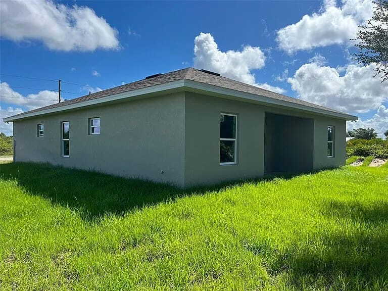 Building Photo - Coastal Comfort Awaits: Spacious 3-Bed, 2-...