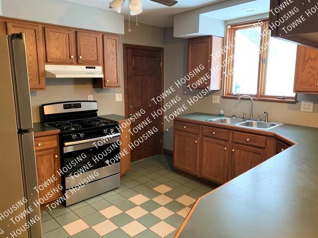 Building Photo - 487 Hawley St