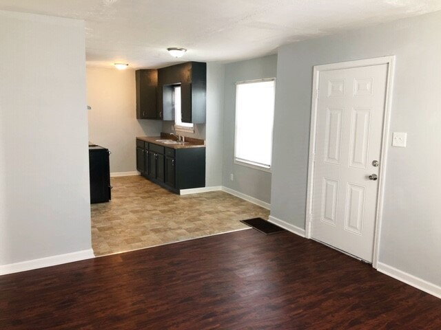 Building Photo - EAST SIDE 2 BEDROOM WITH BASEMENT!  AVAILABLE NOW!