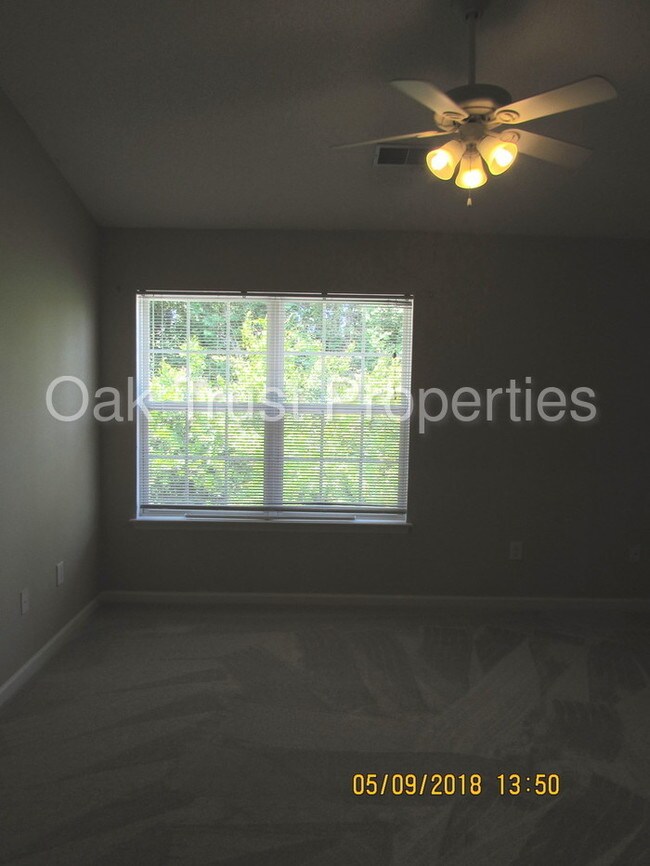 Building Photo - Oak Bluff