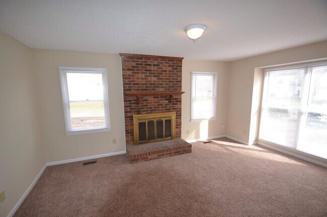 Building Photo - 2329 Century Oaks Ln