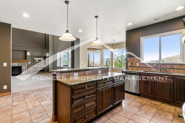 Building Photo - Gorgeous Home with Mountain Views and Wash...