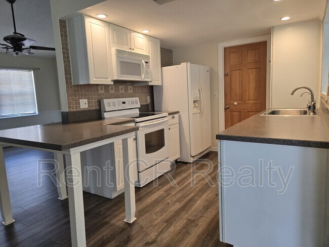Building Photo - 1305 Fuchsia Dr