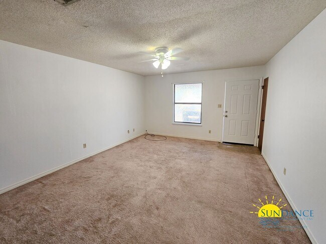Foto del edificio - Great 2 Bedroom Unit Close to Both Bases
