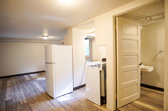 Building Photo - Charming & Unique John's Landing Studio: Close to Shops & Restaurants!