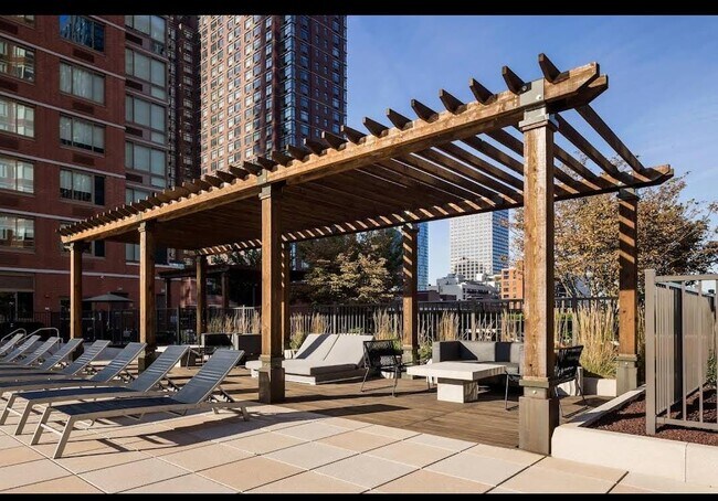 Foto del edificio - 427 Washington Blvd
