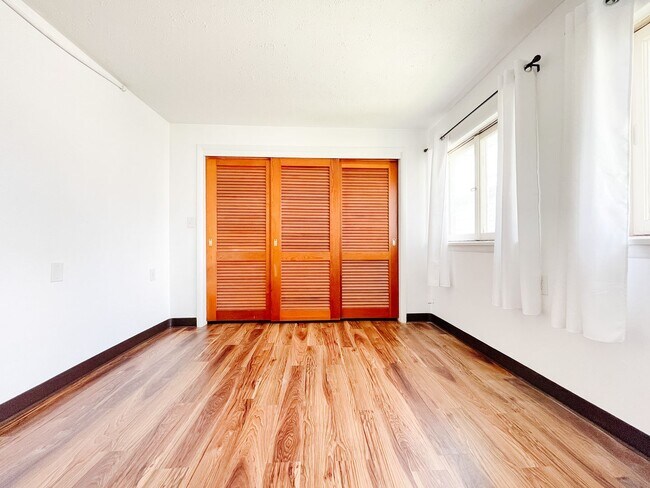 Foto del edificio - 305 S Manning Ave