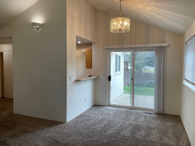 Foto del edificio - This 3 bedroom 2 bathroom home is located in beautiful Shady Cove