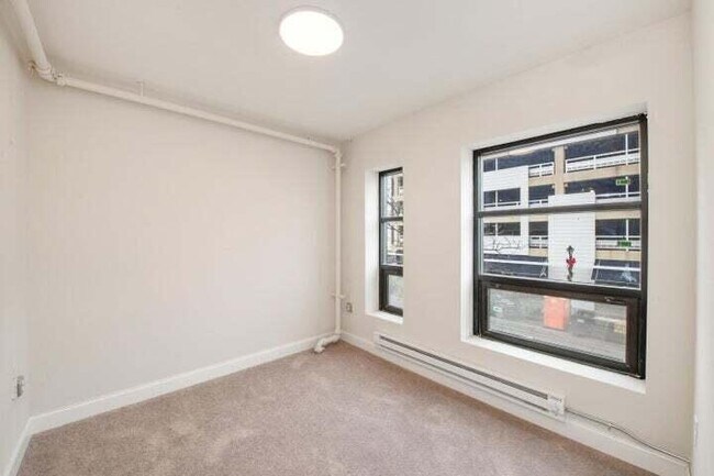 Foto del edificio - 2577 N Downer Ave