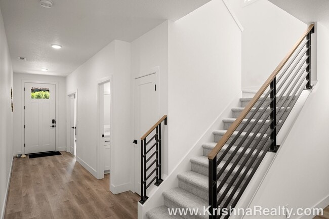 Building Photo - Stunning Modern Farmhouse Style 4 BD* 3 BA...