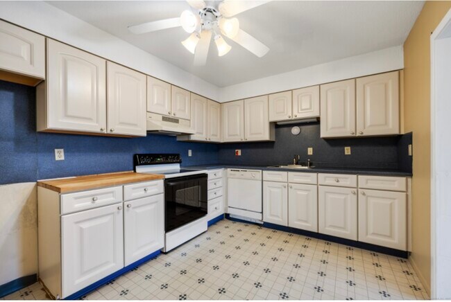Building Photo - 1460 Elm St