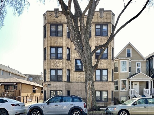 Building Photo - 1911 W Larchmont Ave