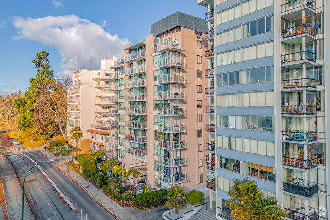 Building Photo - Flamingo