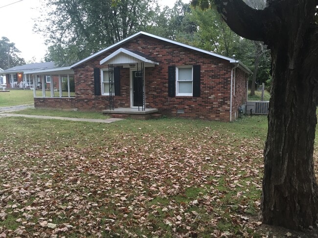 Building Photo - 809 River Rd