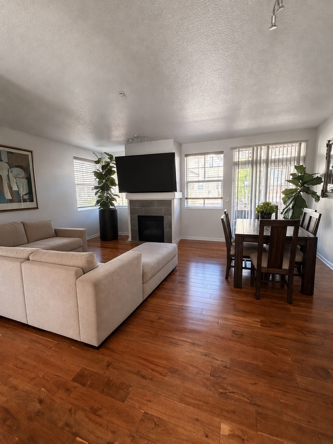 Building Photo - Beautifully updated end-unit townhome just one block from Progress Lake.