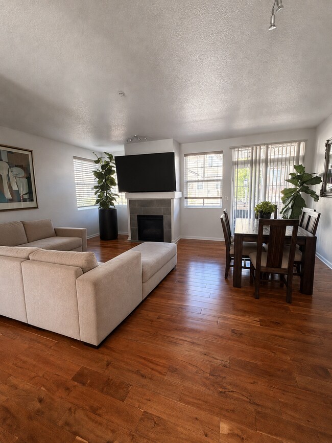 Foto del edificio - Beautifully updated end-unit townhome just one block from Progress Lake.