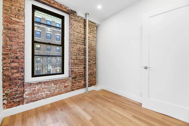 Foto del edificio - 443 E 88th St