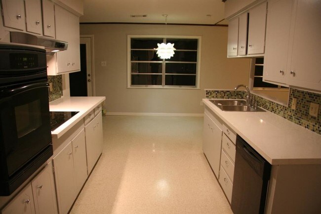 Foto del edificio - 1200 Shady Oak Ln