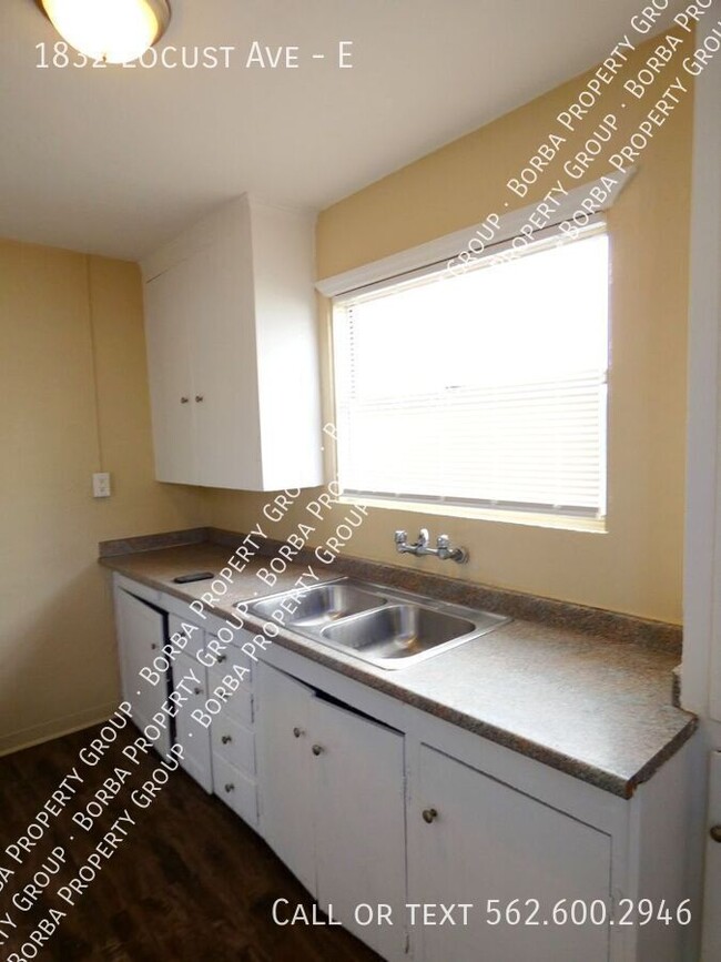 Building Photo - CHARMING 1 BEDROOM 1 BATHROOM UNIT LOCATED...