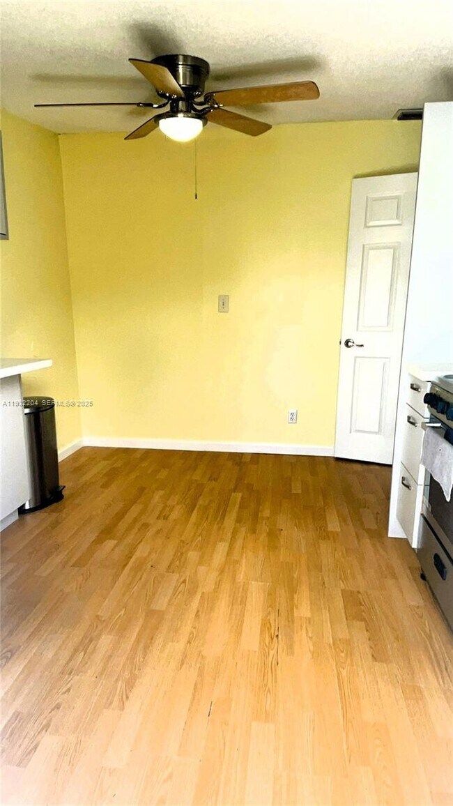 Foto del edificio - 3715 NW 194th St