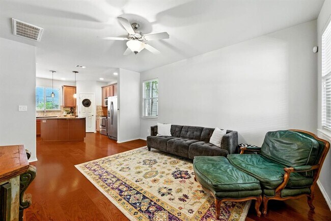 Foto del edificio - 512 Eberhart Ln