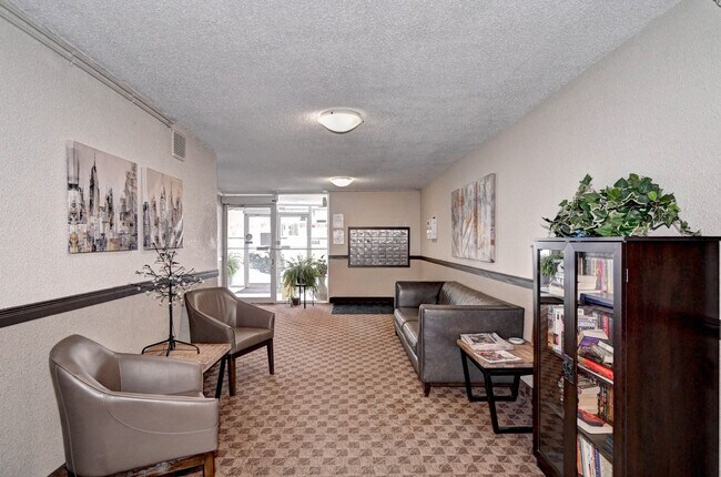 Photo du bâtiment - Lakeview Towers Apartments